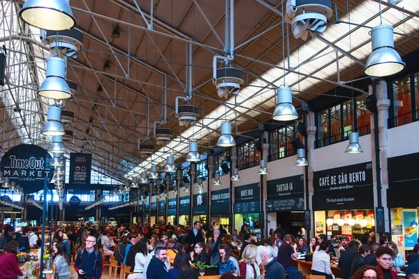 Mercado de alimentos Mercado da Ribeira en Lisboa, Portugal — Foto de Stock
