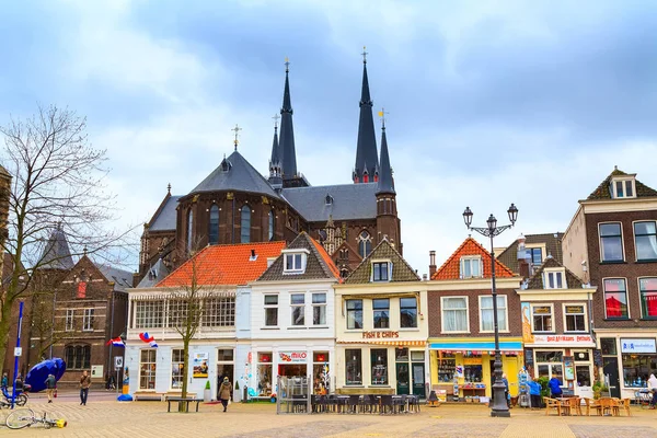 Delft, Hollanda catherdal ile sokak görünümü — Stok fotoğraf