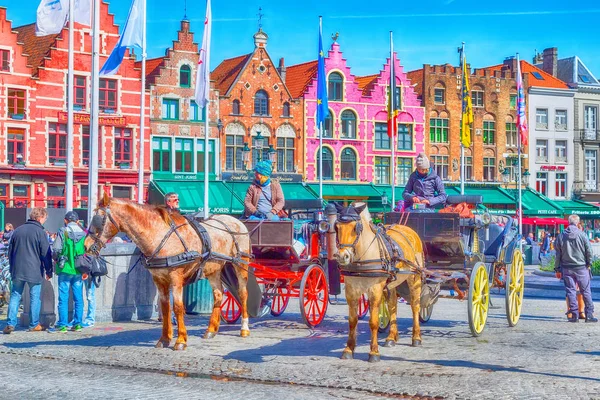 Fiakers en attente de touristes à Bruges, Belgique — Photo