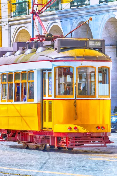 葡萄牙里斯本, 黄色电车 — 图库照片