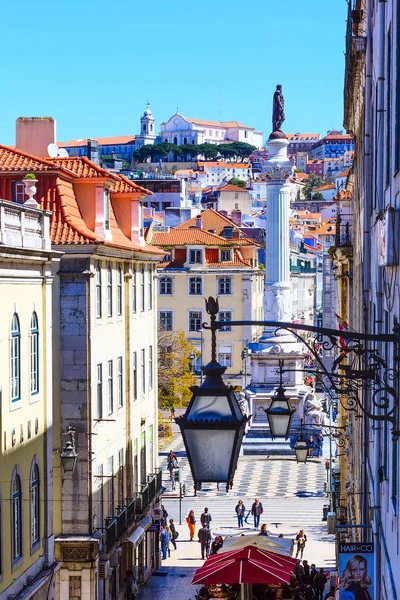 Lisboa, Portugal calle que conduce a la plaza Rossio — Foto de Stock