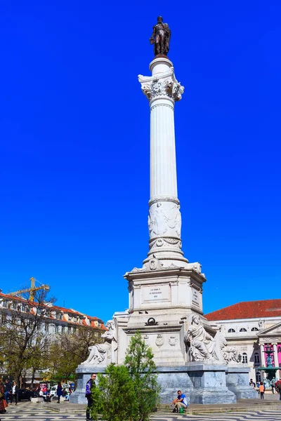 Piazza Rossio con statua a colonne a Lisbona, Portogallo — Foto Stock