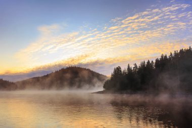 Sabah sis göl kenarında