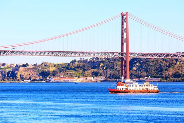 Lizbon, Portekiz River Tagus ve köprü — Stok fotoğraf