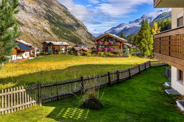 Maisons à Zermatt village alpin, Suisse — Photo