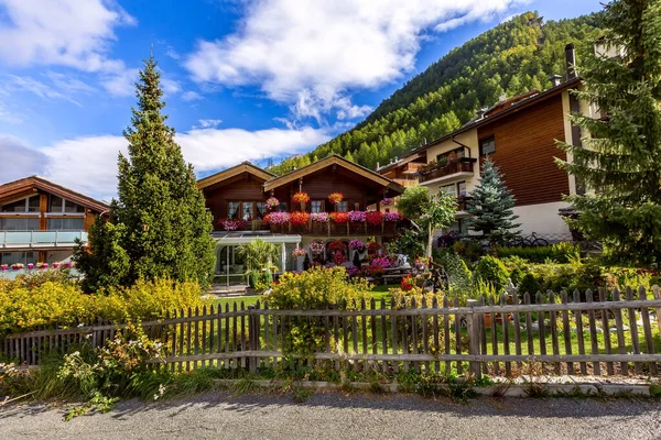 Дома в Zermatt alpine village, Швейцария — стоковое фото