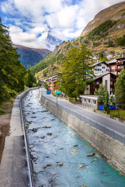 Domy v alpské vesnici Zermatt, Švýcarsko — Stock fotografie