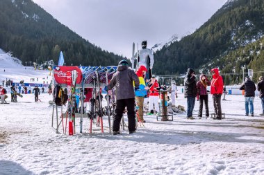 Bansko kayak merkezi, teleferik ve insanlar yamaç, Bulgaristan