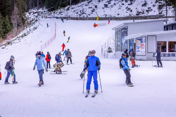 Skigebied Bansko, Bulgarije, skiërs en snowboarders — Stockfoto