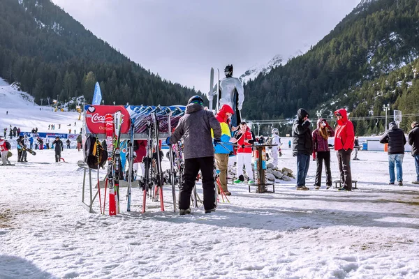 Station de ski de Bansko, remontées mécaniques et personnes sur piste, Bulgarie — Photo