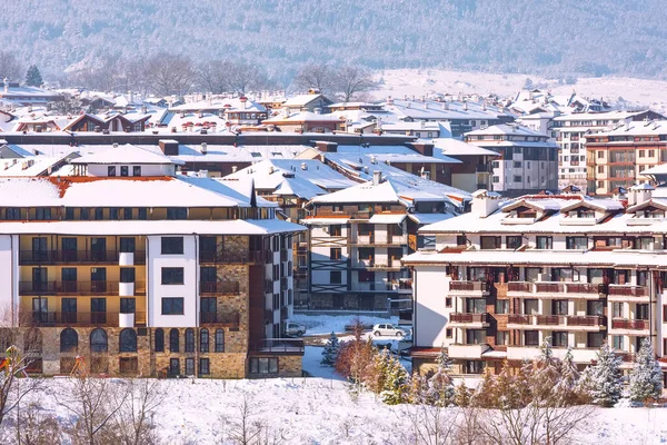 Huizen, sneeuwdaken panorama in Bansko, Bulgarije — Stockfoto