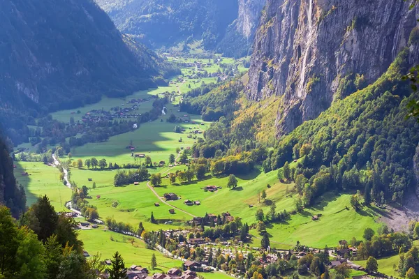 Vista aérea del valle de Lauterbrunnen en los Alpes suizos, Suiza —  Fotos de Stock