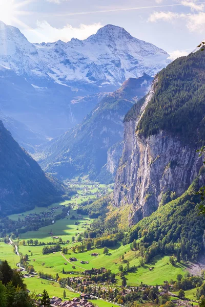 Widok z lotu ptaka na dolinę Lauterbrunnen w Alpach Szwajcarskich, Szwajcaria — Zdjęcie stockowe