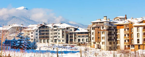 Casas e montanhas de neve em Bansko, Bulgária — Fotografia de Stock