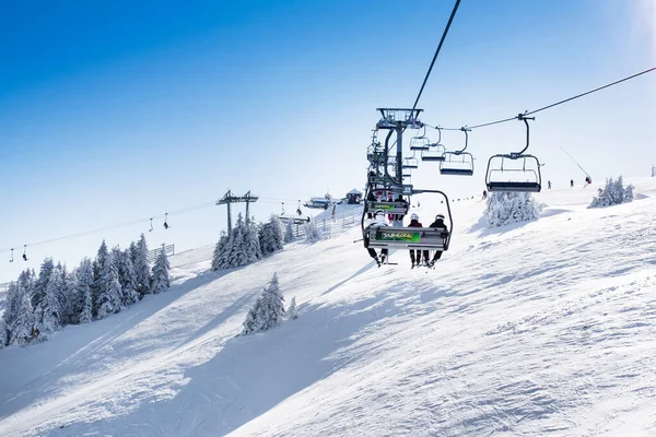 Lyžařské středisko Raška, Srbsko, svah, lidé na lyžařský vlek, slunce — Stock fotografie