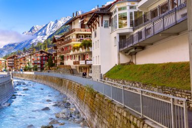 İsviçre 'nin Zermatt Alp köyündeki evler