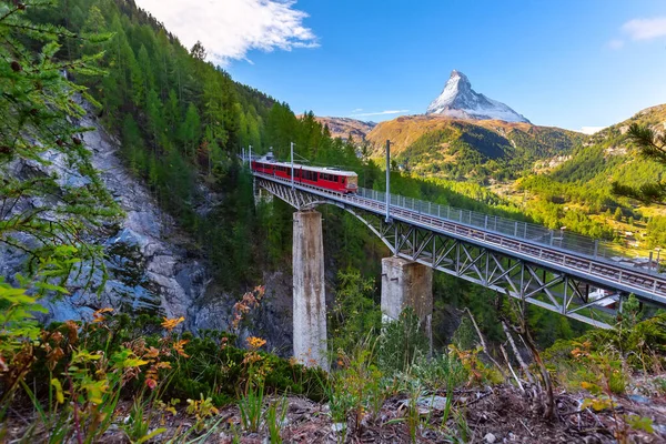 瑞士Zermatt 。高纳格拉特火车在桥上 — 图库照片