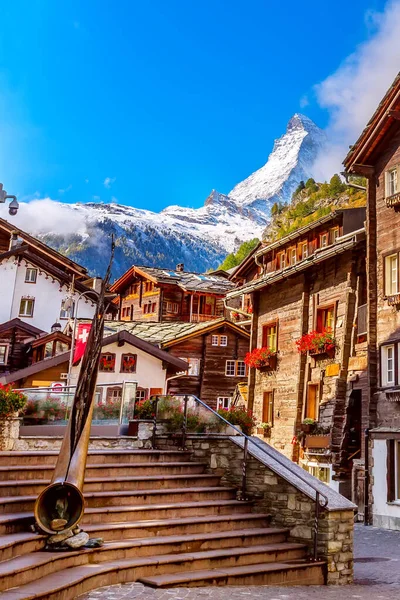 Zermatt, Szwajcaria widok na ulicę i Matterhorn — Zdjęcie stockowe