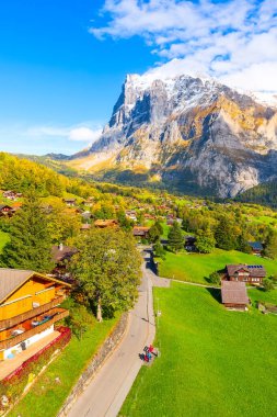 Grindelwald, İsviçre köyü ve dağların manzarası