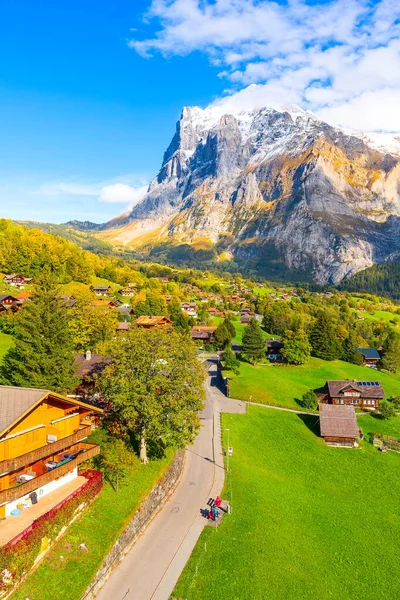 Grindelwald, Suíça vista para a aldeia e montanhas — Fotografia de Stock