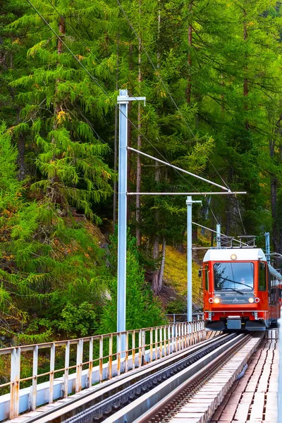 Zermatt, Suíça. Gornergrat trem na ponte — Fotografia de Stock