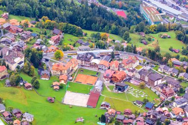 İsviçre 'deki Wengen kasabasının hava görüntüsü.