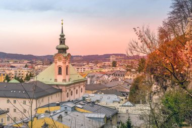 Kilise kulesi de tarihi şehir Salzburg, Avusturya ile havadan görünümü
