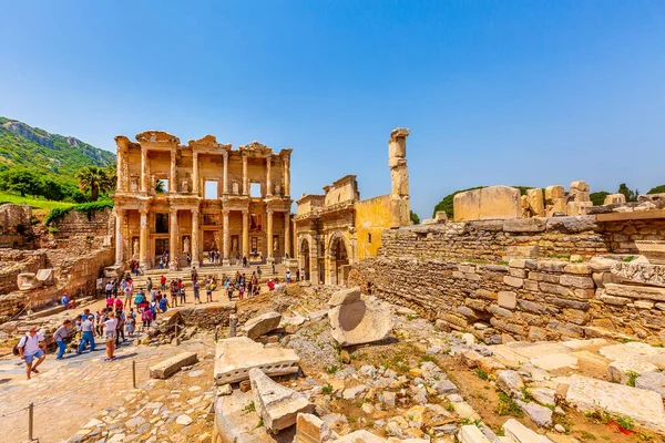 Personas que visitan antiguas ruinas de Éfeso, Turquía — Foto de Stock