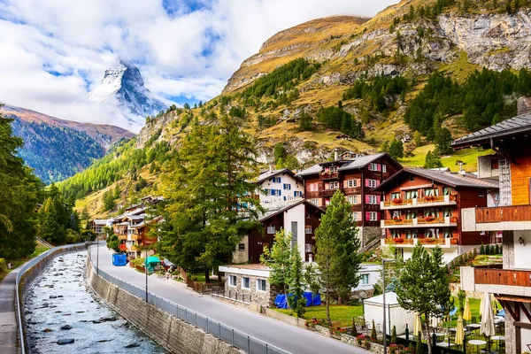 Zermatt, Szwajcaria widok na ulicę i Matterhorn — Zdjęcie stockowe