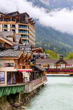 Fransa 'nın Chamonix şehrinde sokak ve ahşap köprü