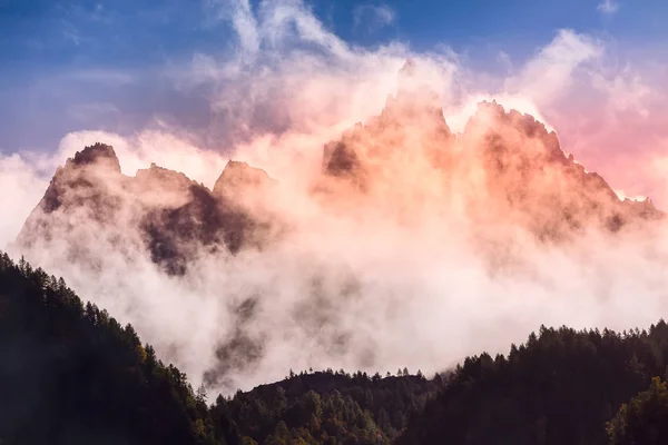 Paysage de montagne en soirée colorée avec nuages — Photo