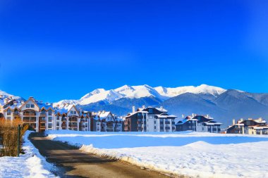 Evler ve kar dağlar panorama Bansko, Bulgaristan