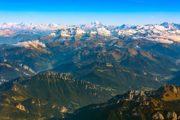 Vista aérea sobre os Alpes Suíços com picos de neve — Fotografia de Stock