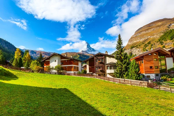 Matterhorn a Zermatt alpská vesnice, Švýcarsko — Stock fotografie