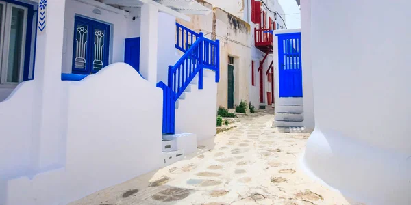 ギリシャ,キクラデス諸島のミコノストリートビュー — ストック写真
