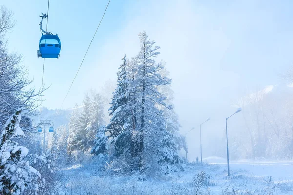 Ski resort Bansko, Bulgaria, kereta kabel dan lereng — Stok Foto
