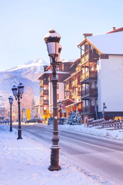 Bulgaristan 'ın Bansko kentinde sokak manzarası ve dağlar zirve yaptı