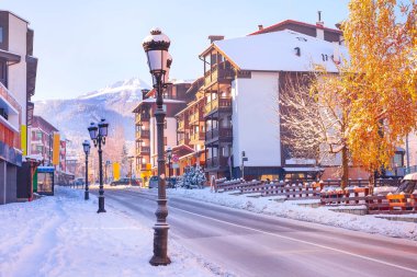 Bulgaristan 'ın Bansko kentinde sokak manzarası ve dağlar zirve yaptı