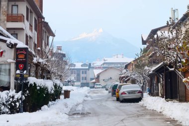 Bulgaristan 'ın Bansko kentinde sokak manzarası ve dağlar zirve yaptı