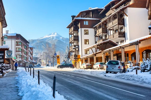 Vista de rua e pico de montanhas em Bansko, Bulgária — Fotografia de Stock