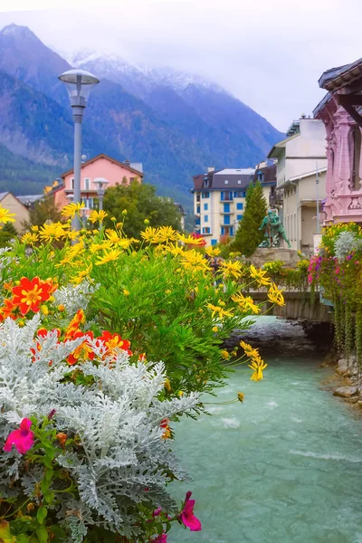Casas, flores no centro de Chamonix, França — Fotografia de Stock