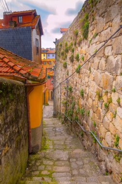Porto, Portekiz Eski kasaba dar sokak manzarası