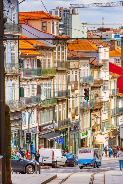 Oporto, Portugal casco antiguo vista calle estrecha — Foto de Stock