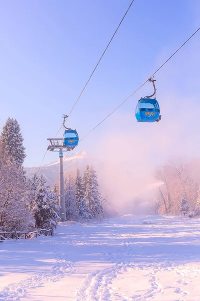 Ski resort Bansko, Bulgaria, cable car and slope — Stock Photo, Image