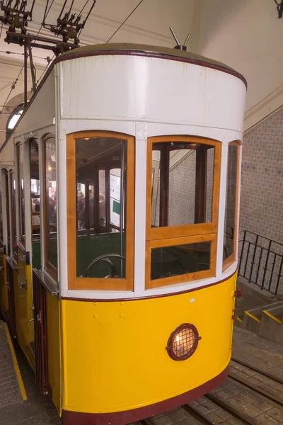 Lisabon, Portugalsko žlutá lanová dráha — Stock fotografie