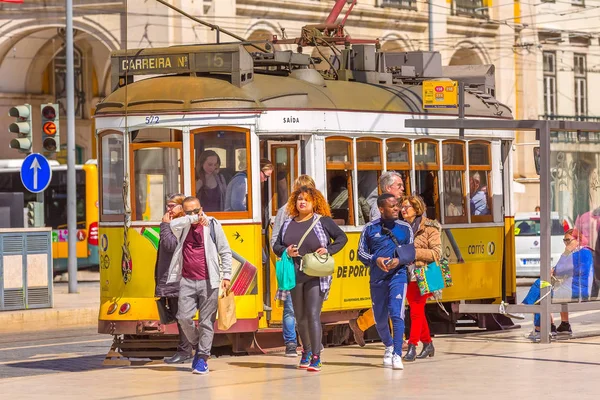 Λισαβόνα, Πορτογαλία κίτρινο τραμ — Φωτογραφία Αρχείου