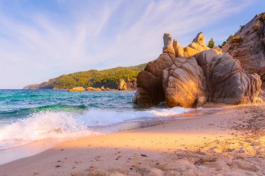 Vourvourou, Chalkidiki, Yunanistan 'da kayalar ve deniz