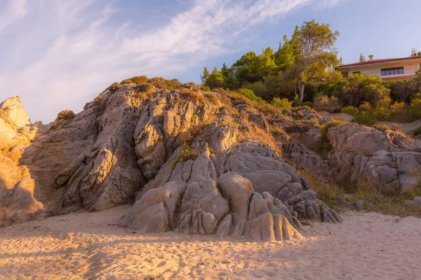 Felsen und Strand in vourvourou, chalkidiki, Griechenland — Stockfoto