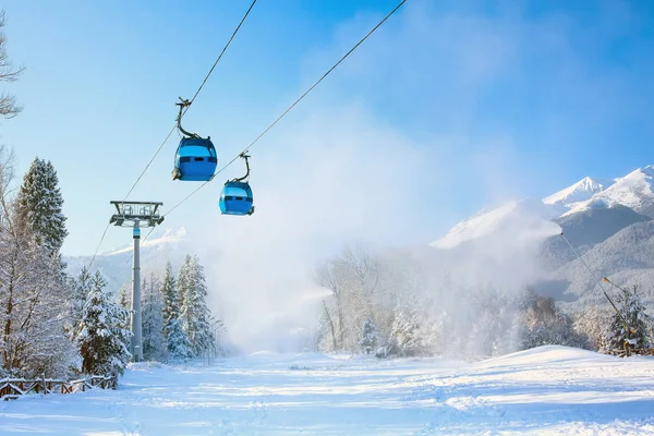 Ski resort Bansko, Bulgaria, cable car and slope — Stock Photo, Image