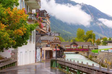 Fransa 'nın Chamonix şehrinde sokak ve ahşap köprü